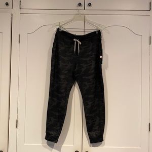 black camo medium nordstrom vuori joggers